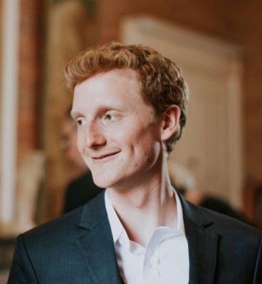 Forrest Frequency est thérapeute en sophrologie, enseignant de yoga, passionné de musique et amoureux de la nature. Découvrez son portrait dans cet article de blog.